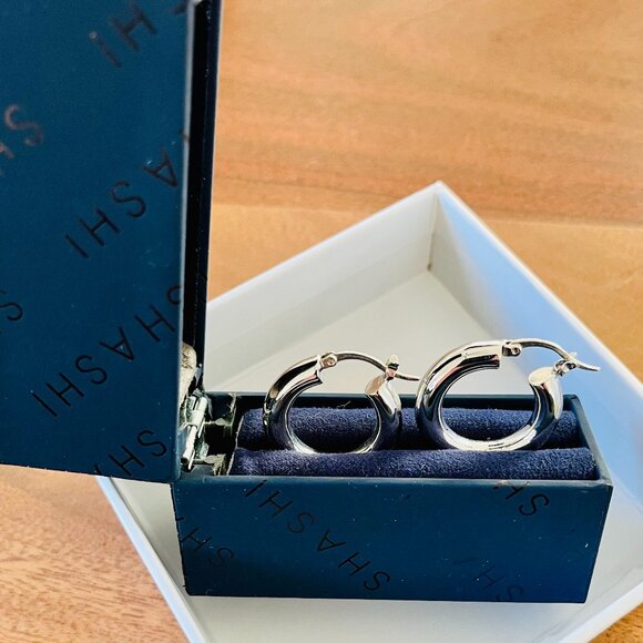 *New - SHASHI - Dominique Hoop Earrings - Picture 2 of 3